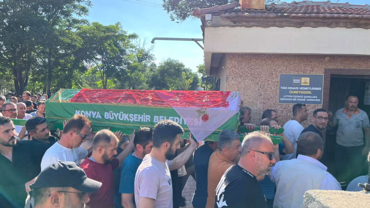 Kırmızılı Kadın'a hüzünlü veda! Konyalılar son yolculuğunda yalnız bırakmadı 12